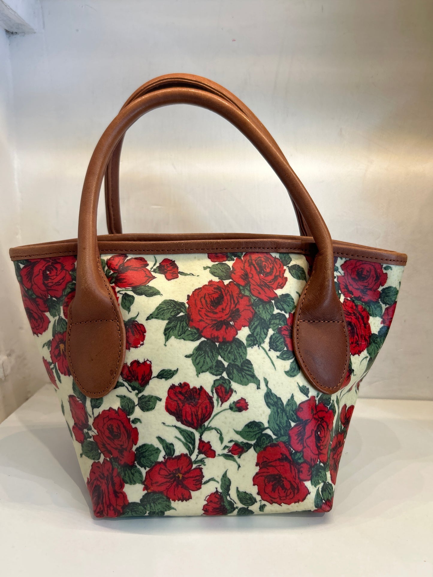 Borsa piccola Barbour con rose rosse in pelle Lady Rose Tote Bag