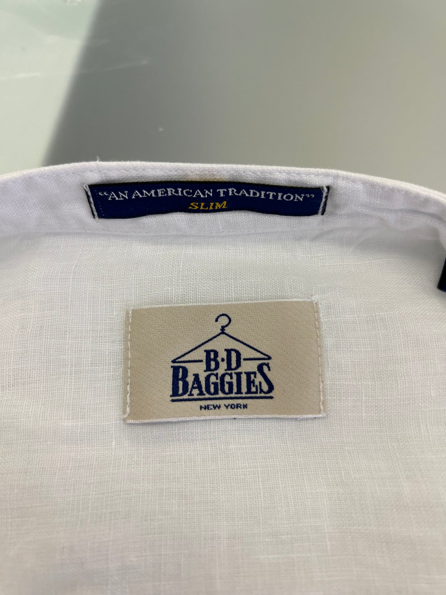 Camicia bianca slim fit in lino collo alla coreana modello Dexter by B.D. BAGGIES